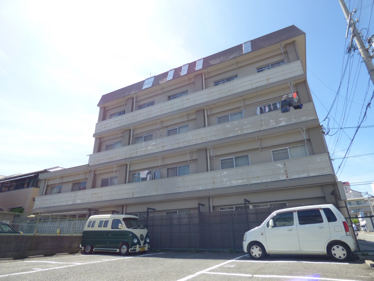 物件外観写真1　(レトロなマンションですが・・・)