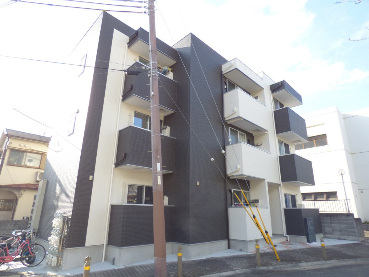 物件外観写真1　(公園前の築浅マンション)