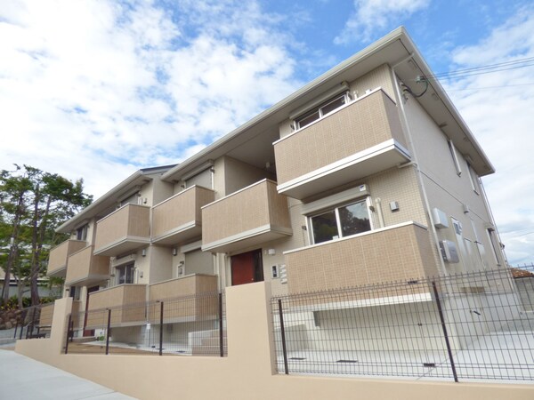 外観(閑静な住宅地に佇む大和ハウス施工の築浅ハイツ)