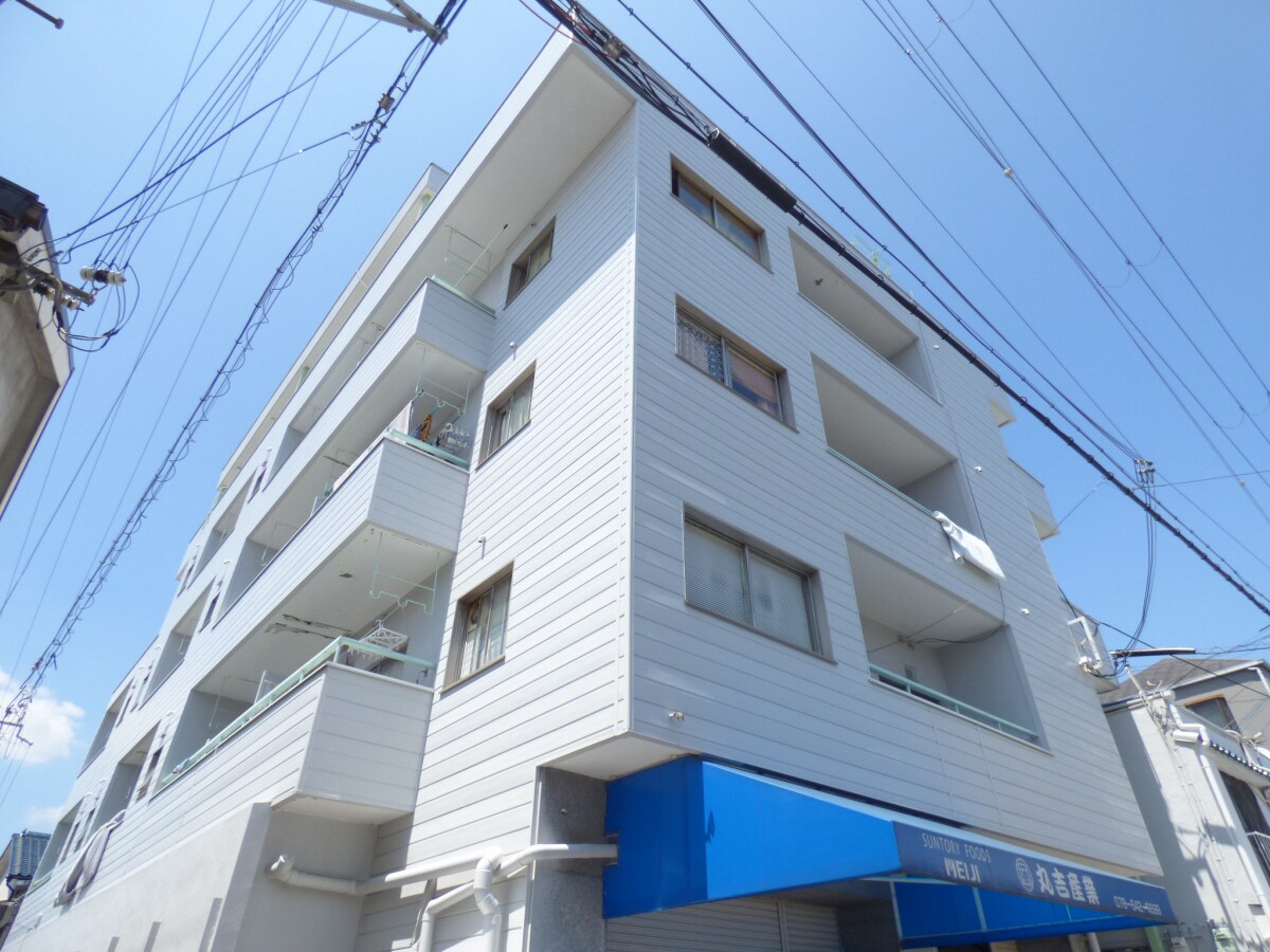 物件外観写真1　(日当たりのよいマンション)