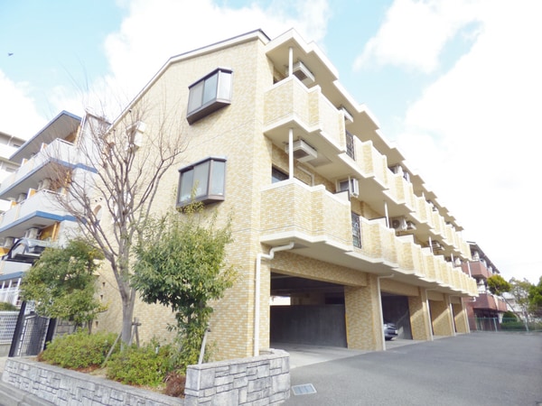 外観(明るいレンガ調のキレイなマンション)