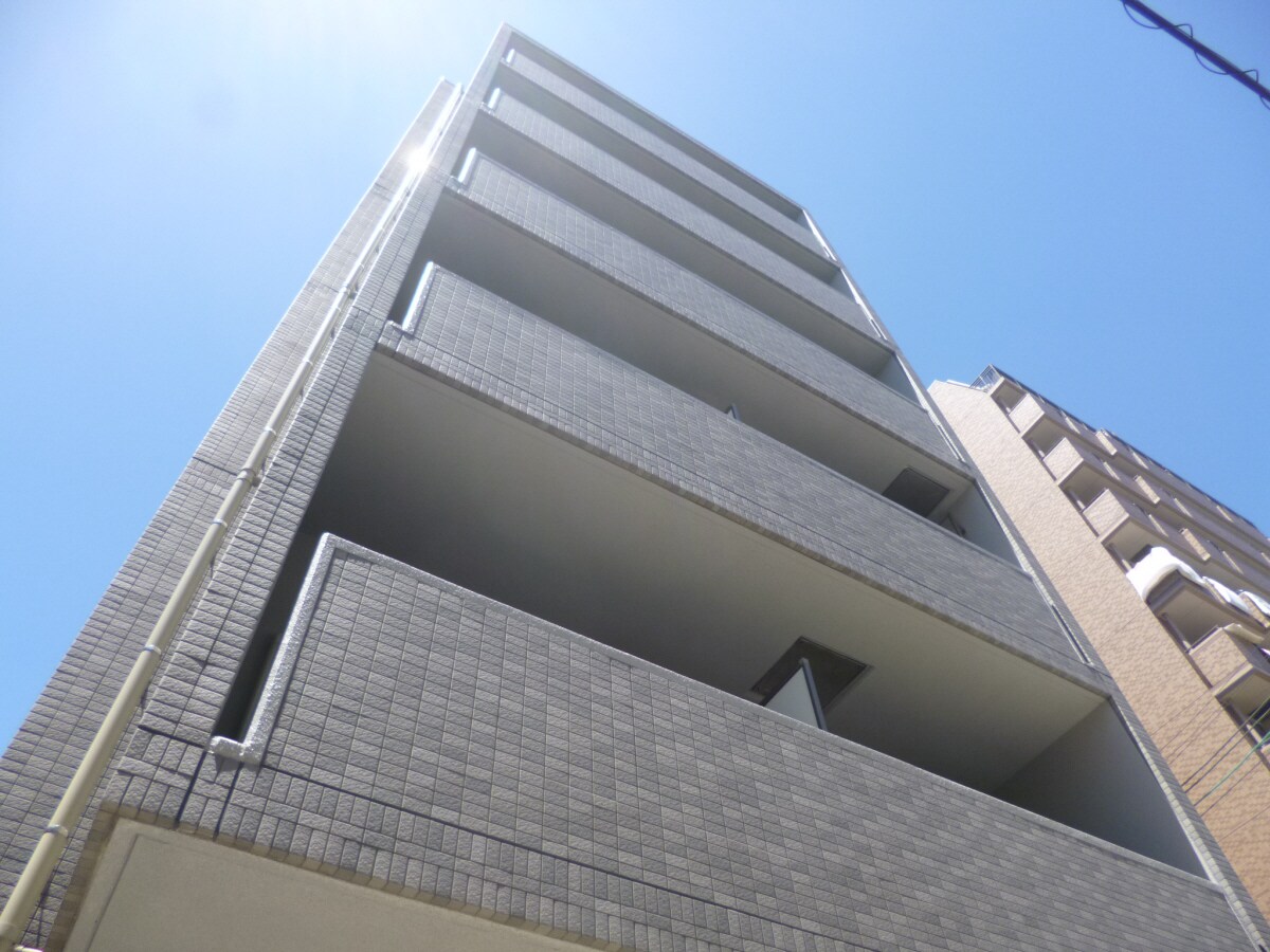 物件外観写真1　(タイル張りのキレイな築浅マンション)