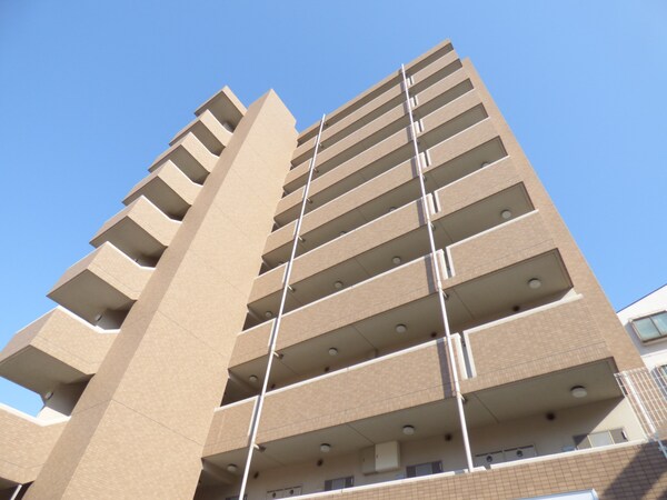 外観(レンガ調のオシャレなタイル張りの築浅マンション)