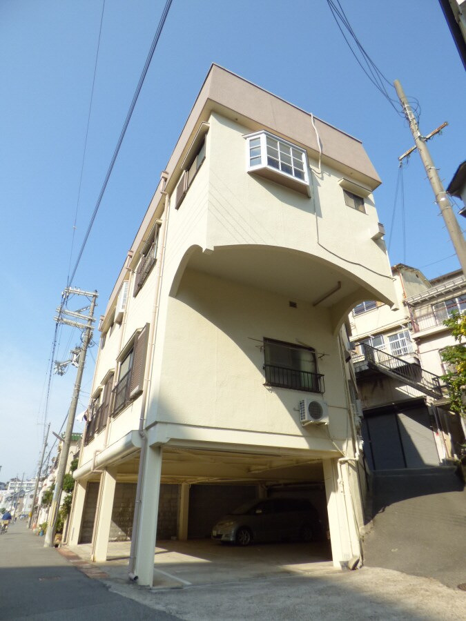 物件外観写真1　(ワンフロア２戸で全室角部屋)