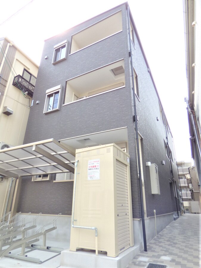 物件外観写真1　(敷金礼金インターネットＷｉ－Ｆｉ無料の築浅マンション)