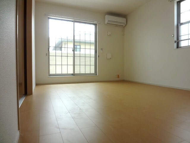 物件内観写真4　(リビング　日当たりも良好です)