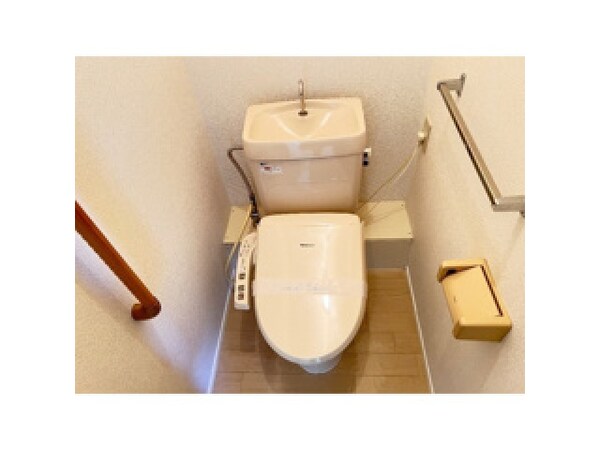 トイレ(温水洗浄暖房便座。)